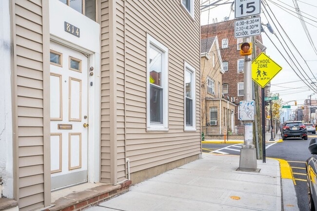 Building Photo - 814 28th St