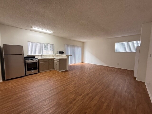 Vista desde la izquierda - 11755 Dorothy St