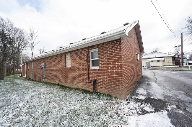 Foto del edificio - 2142 W US Hwy 40