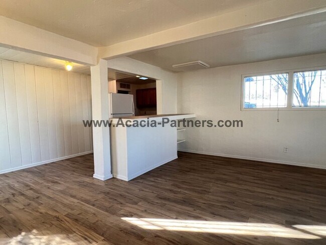 Building Photo - Quaint Two Bedroom