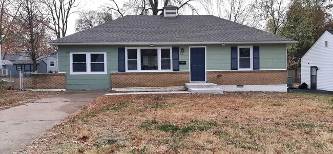 Street view mature neighborhood - 3703 NE 53rd Ter