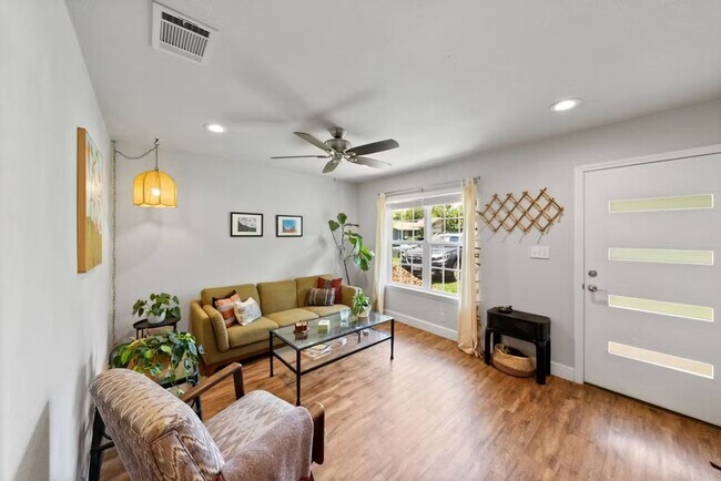 Building Photo - South Austin 3 Bedroom with a Garage!
