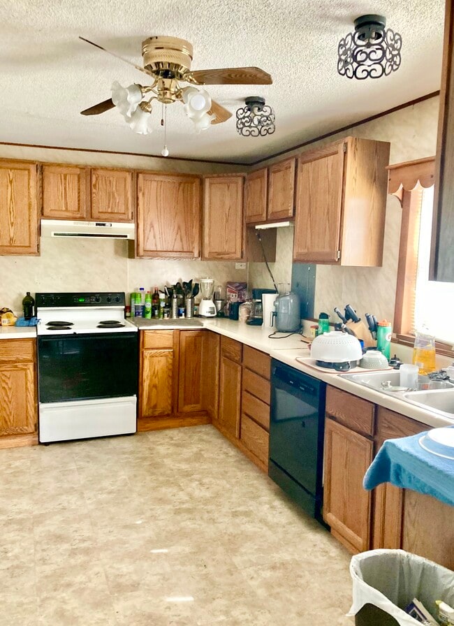 Building Photo - 415 W 9th St