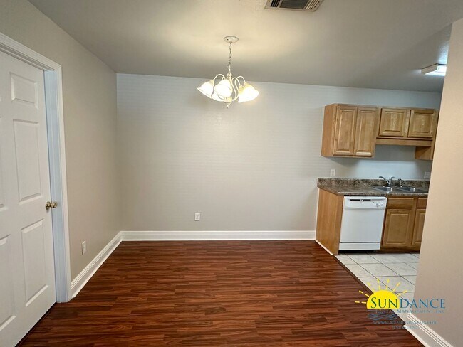 Building Photo - Freshly Painted 3 Bedroom Home in Pensacola!