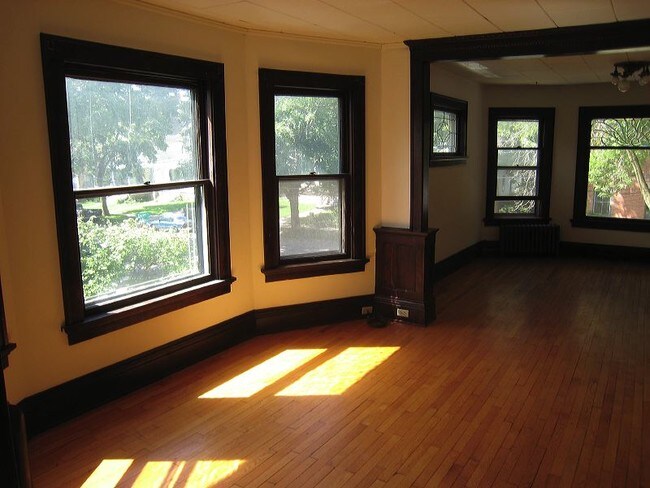 bay windows - 945 Spaight St