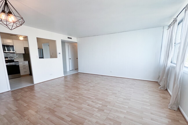Living Room - 6301 N Sheridan Rd