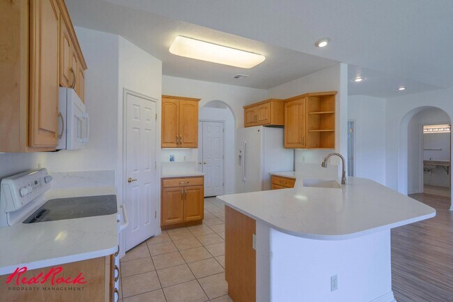 Building Photo - Inviting 3 Bedroom Home with Spacious Livi...