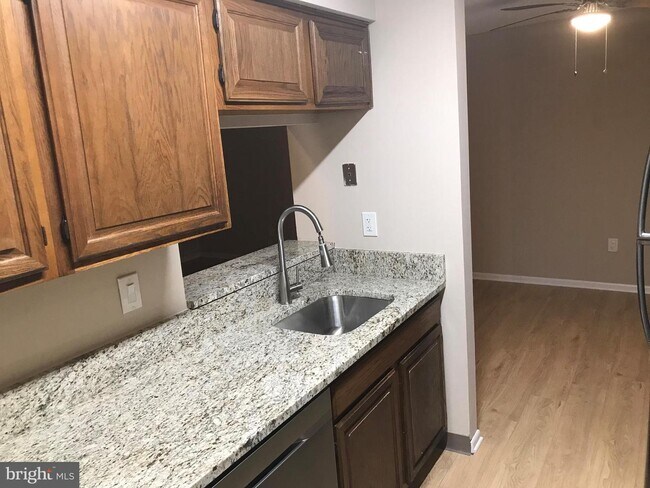 Foto del edificio - 4811 Ravens Crest Dr
