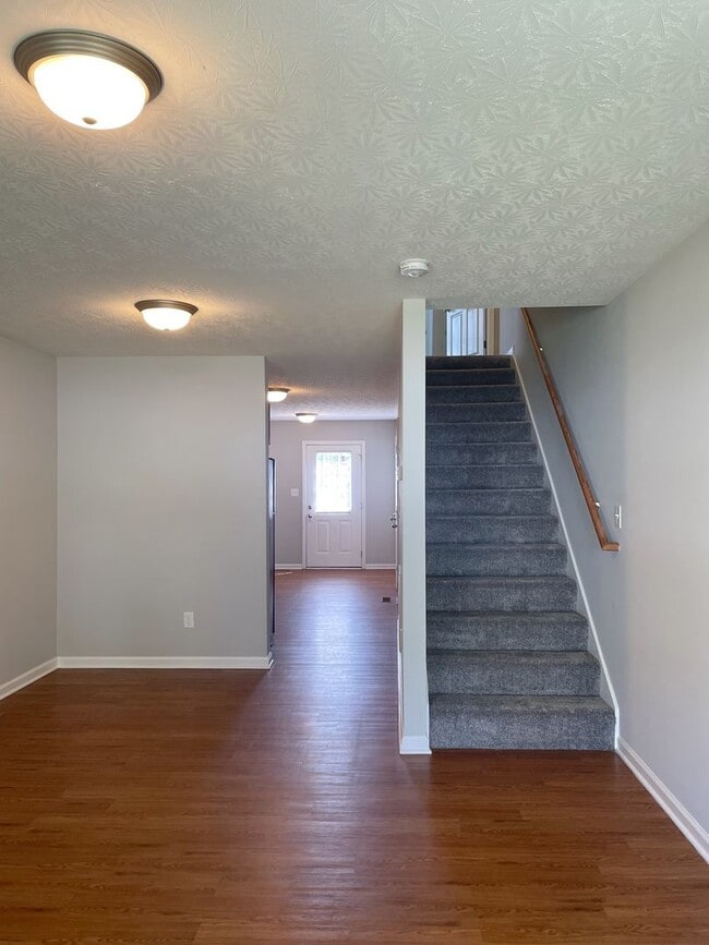 Building Photo - HALF OFF ONE MONTH AT UPPER STONE!