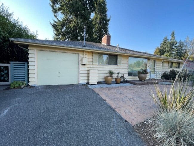 Building Photo - 3Bd/1.75Ba Shoreline House