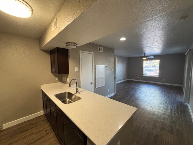 Foto del edificio - 1400 Clarewood Dr