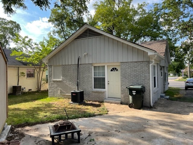 Building Photo - 1421 E Front St