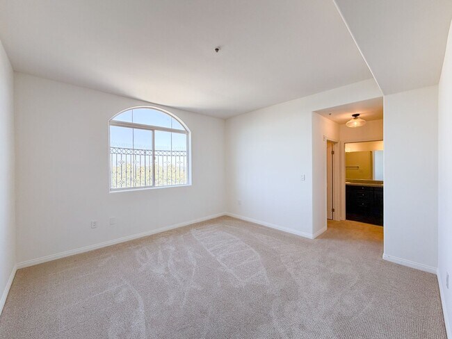 Building Photo - Beautiful Penthouse - 2bd 2 ba