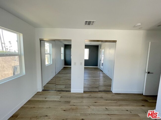 Foto del edificio - 1554 Winona Blvd