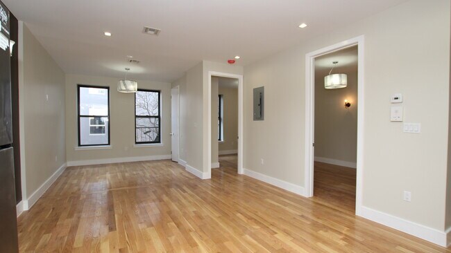 Building Photo - 146 Evergreen Ave