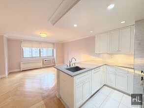 Building Photo - 1 bedroom with home office / Washer and dryer / WEST 93 STREET