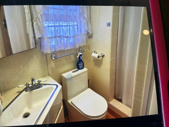 Foto del edificio - 278 Kelton Ave