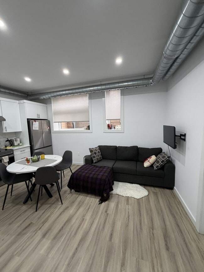 Building Photo - 316 Somerset St. E