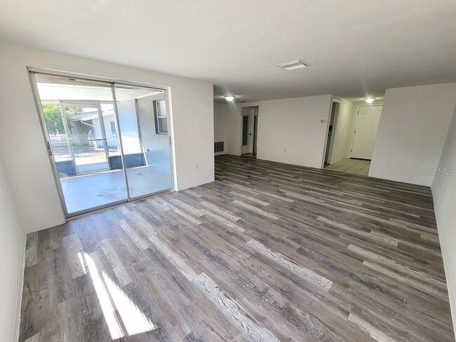 Building Photo - 7920 Pineapple Ln