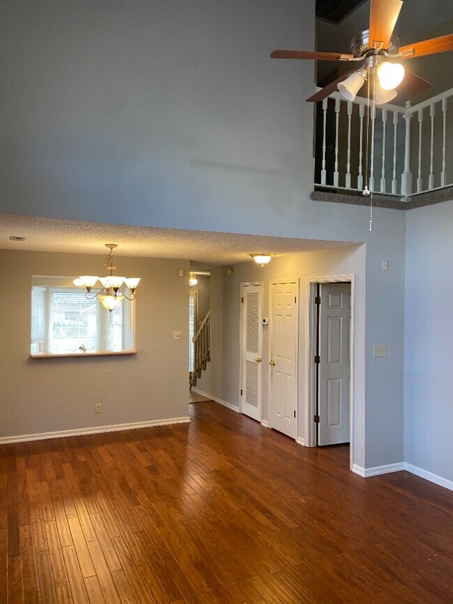 Salón diáfano y techo alto - 10401 Ravenbrook Ln