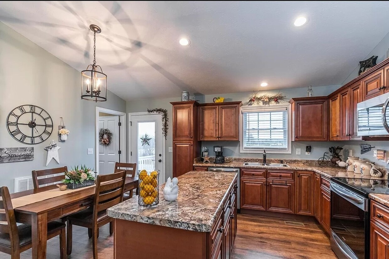 Primary Photo - HELLO Georgeous 3 bdrm, 2 bath Single Fami...