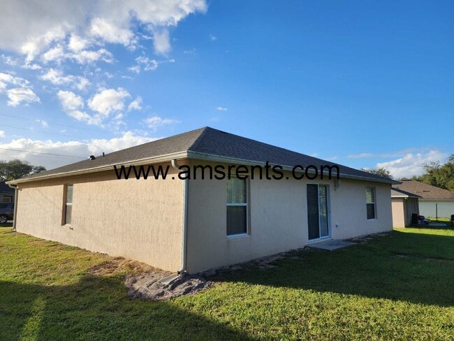 Building Photo - Large 4/2 Home With 2 Car Garage In Poinciana
