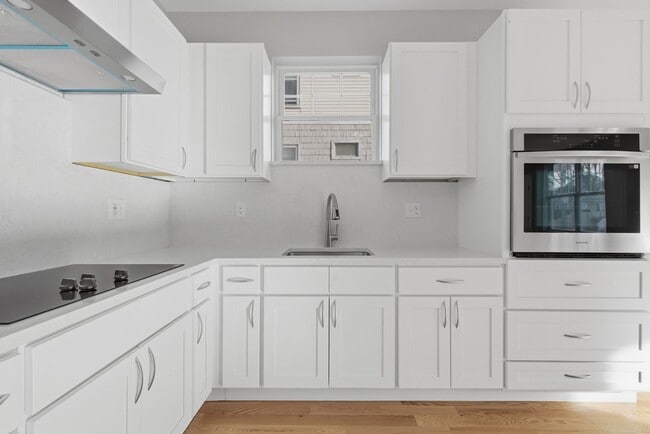 Building Photo - 19 Simon St