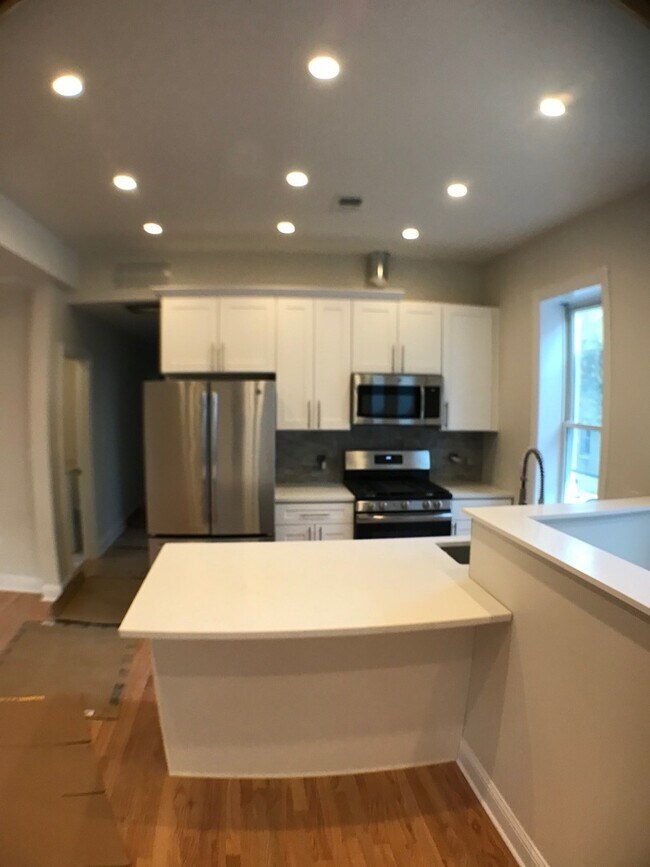 Building Photo - 846 N Hermitage Ave