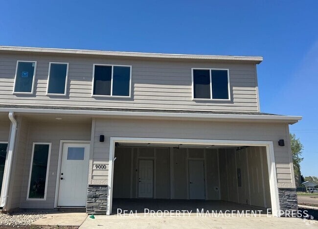 Building Photo - Modern 3 Bed 2.5 Bath Townhome Located in ...