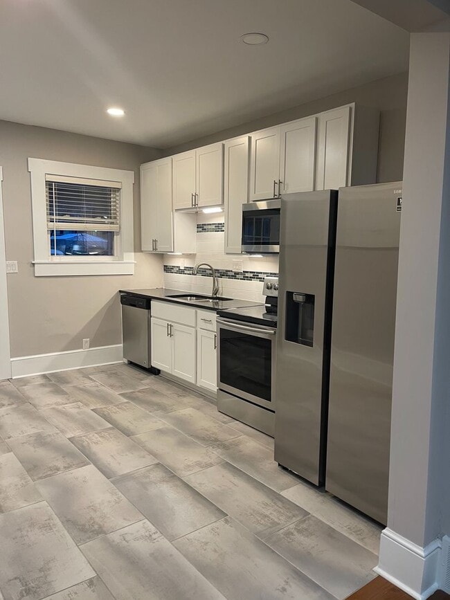 Building Photo - 31-33-33 E Blake Ave