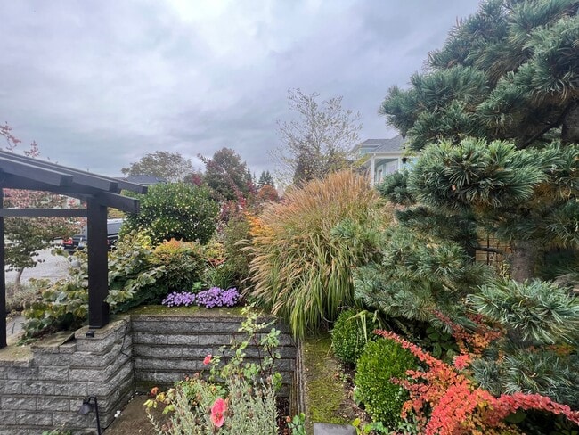 Building Photo - Cozy 2 Bedroom in Charming Everett Neighbo...