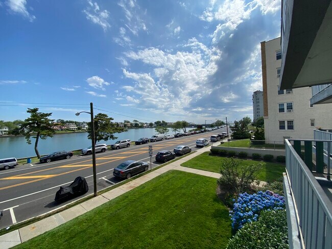 Building Photo - 510 Deal Lake Dr