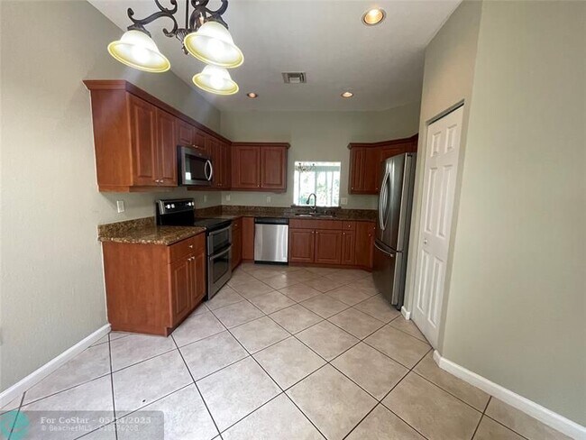 Foto del edificio - 5031 Madison Lakes Cir W