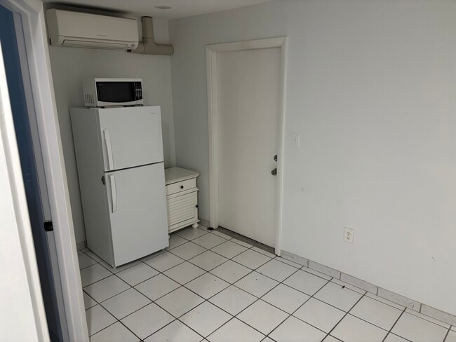 Building Photo - 6700 SW 40th St