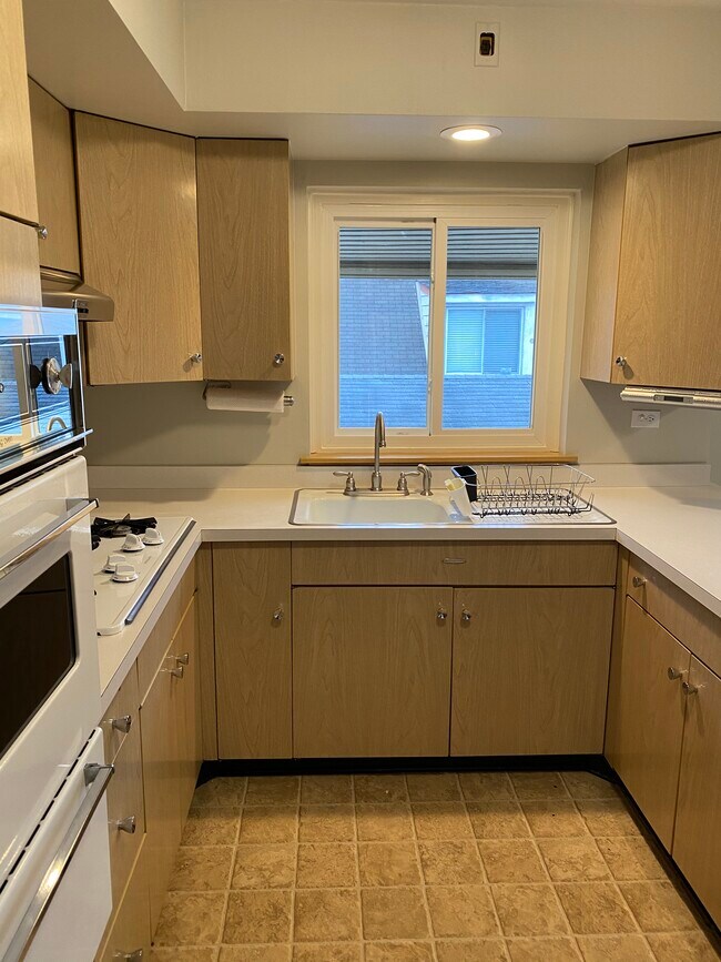 Tons of cabinet space - 2721 N Nordica Ave