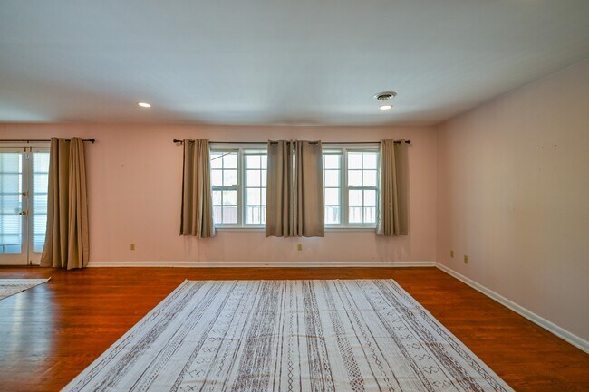 Foto del edificio - 33 Longview Heights Rd