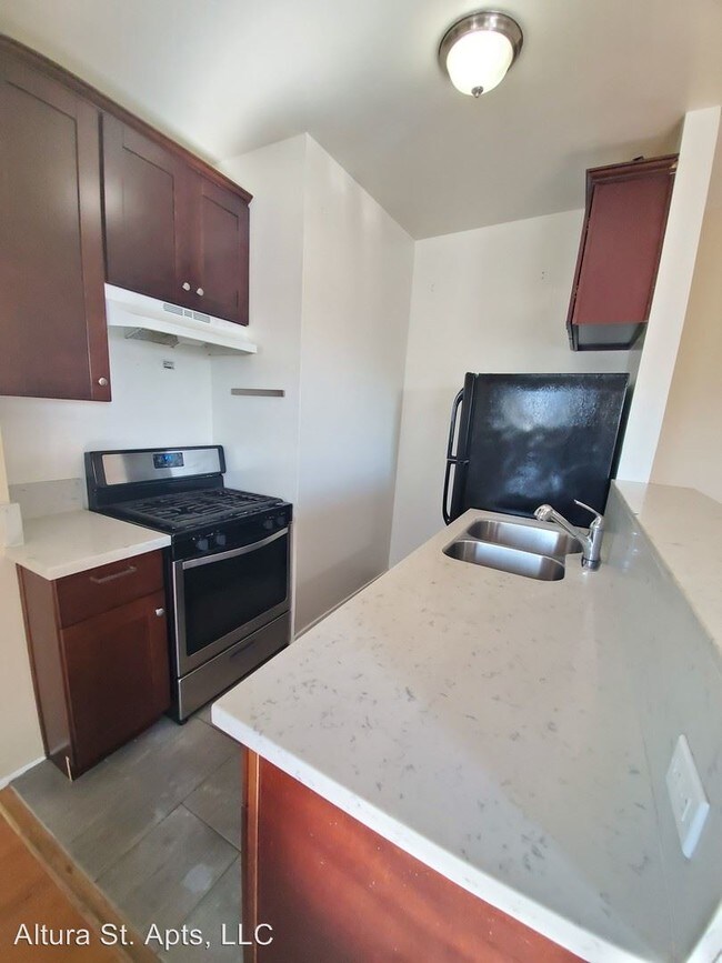 Building Photo - 3020 Altura St