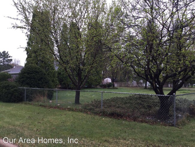 Building Photo - 3 br, 1 bath House - 2611 107th LN NW