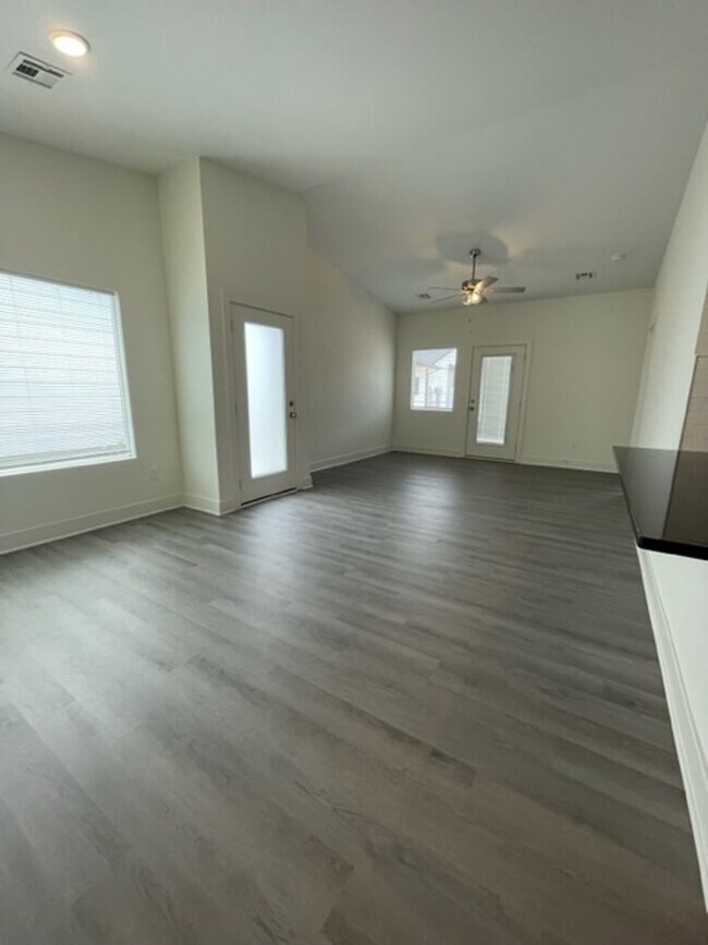 Foto del edificio - 5140/42 Chase Cir