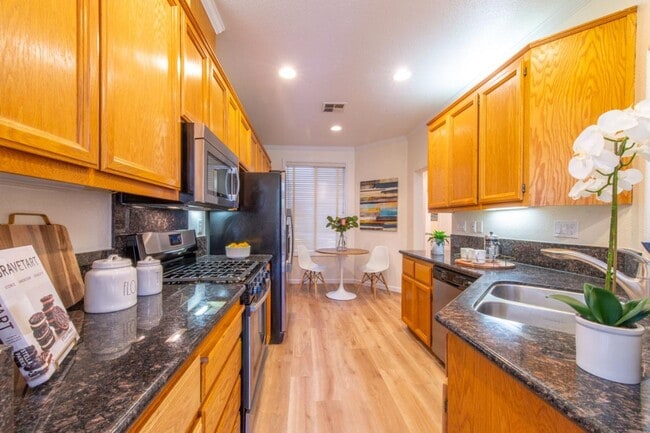 Building Photo - Newer 2 story townhome in desirable South San Jose Neighborhood