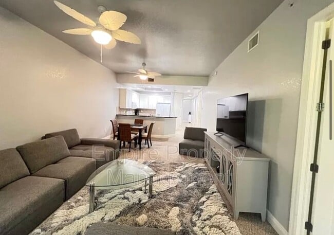 Building Photo - Spacious 3 Bed, 2 Bath Condo with 1 Car Ga...