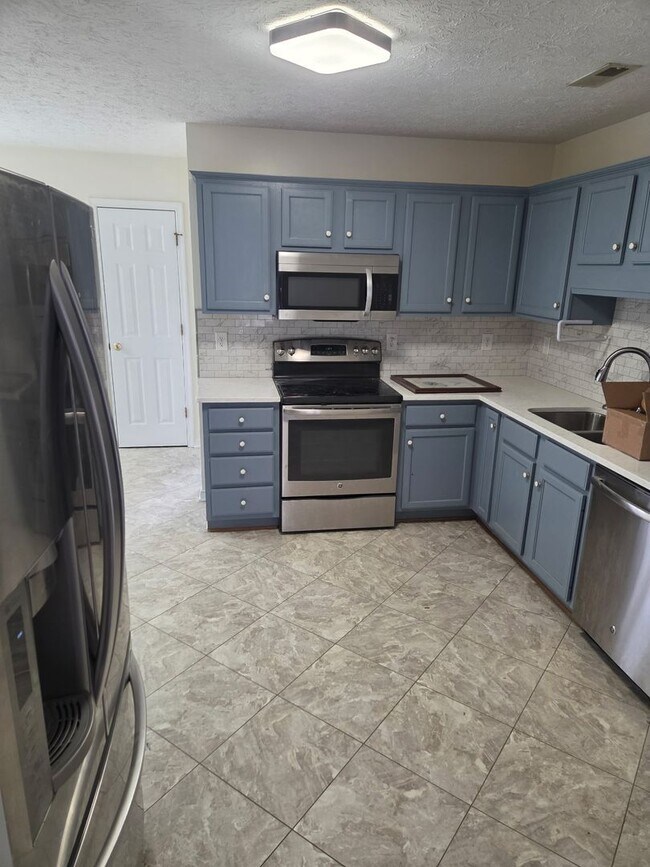 Building Photo - Chesterfield Ranch Style 3 Bedroom, 2 Bathroom in Ashbrook Subdivision