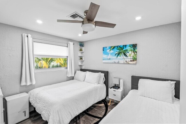 Foto del edificio - 4990 NW 2nd Ct