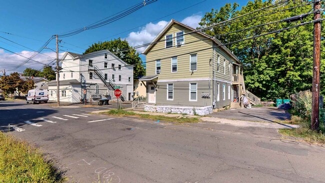 Building Photo - Newly Renovated 2 Bedroom Apartment - Heat...