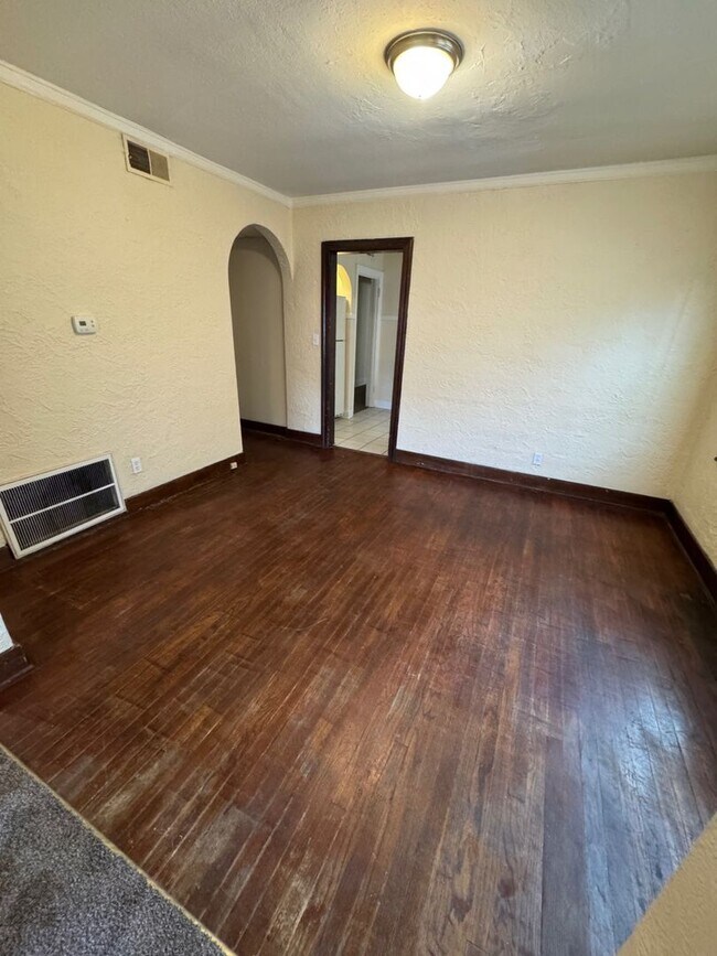 Building Photo - 2426 Benderwirt Ave