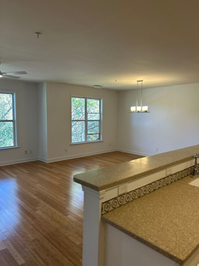 Foto del edificio - One of Kind-Top Floor Unit!