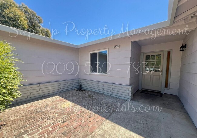Foto del edificio - Beautifully Updated 4-Bedroom Home on Half...