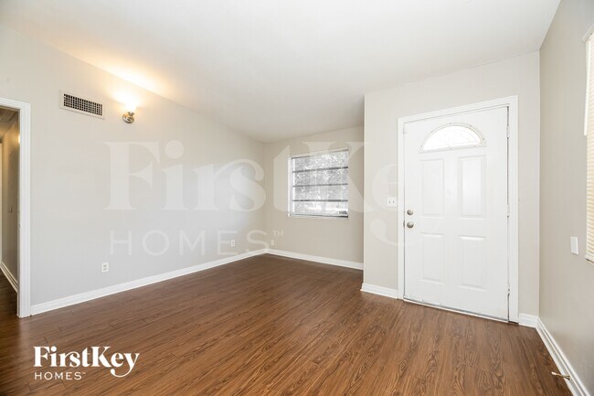 Foto del edificio - 2706 Lorna Rd