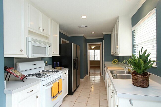 Building Photo - 4811 Wedgewood Dr