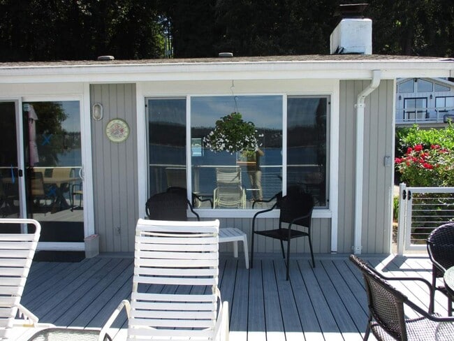 Building Photo - Charming Partially Furnished Waterfront Ho...